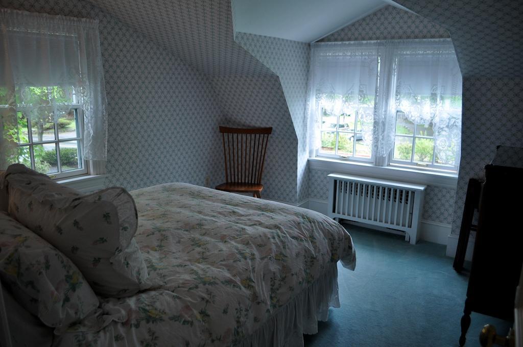 Stone Throw Cottage Inn Bar Harbor Room photo