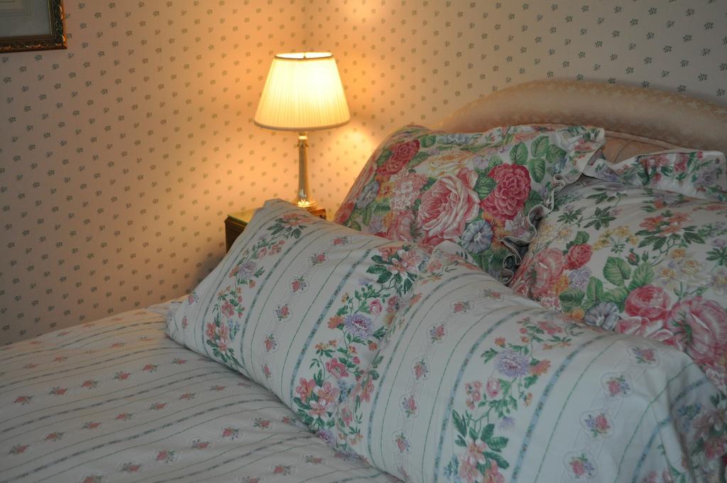 Stone Throw Cottage Inn Bar Harbor Room photo