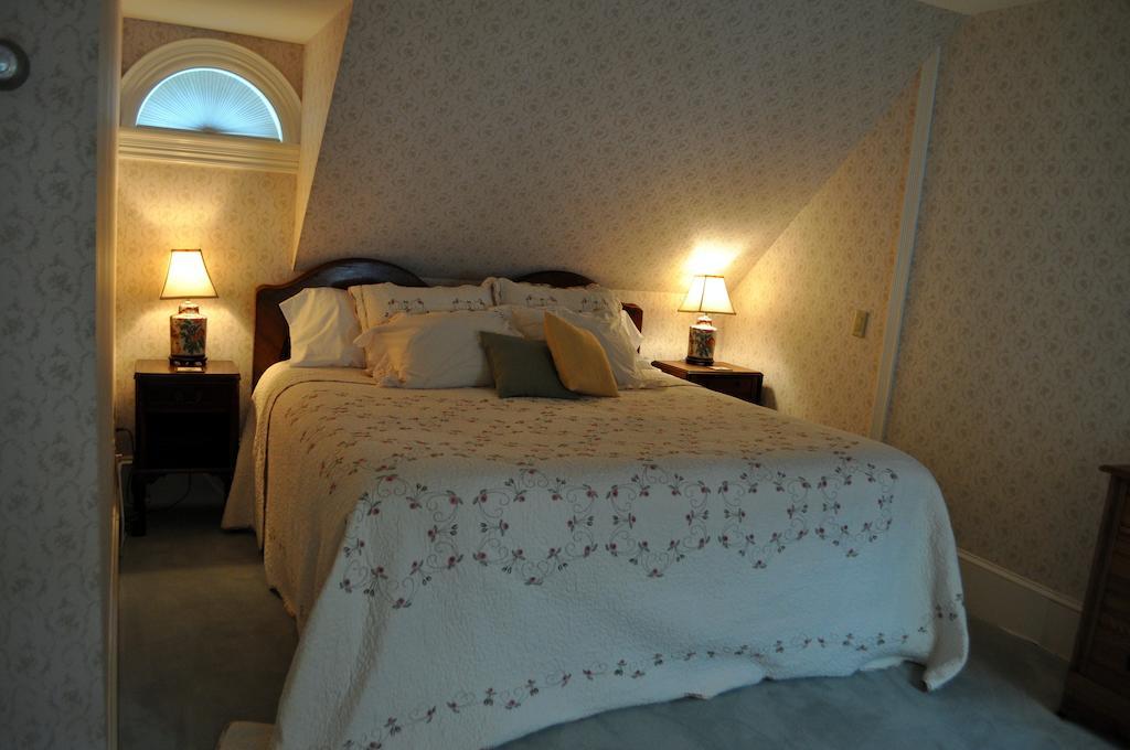 Stone Throw Cottage Inn Bar Harbor Room photo